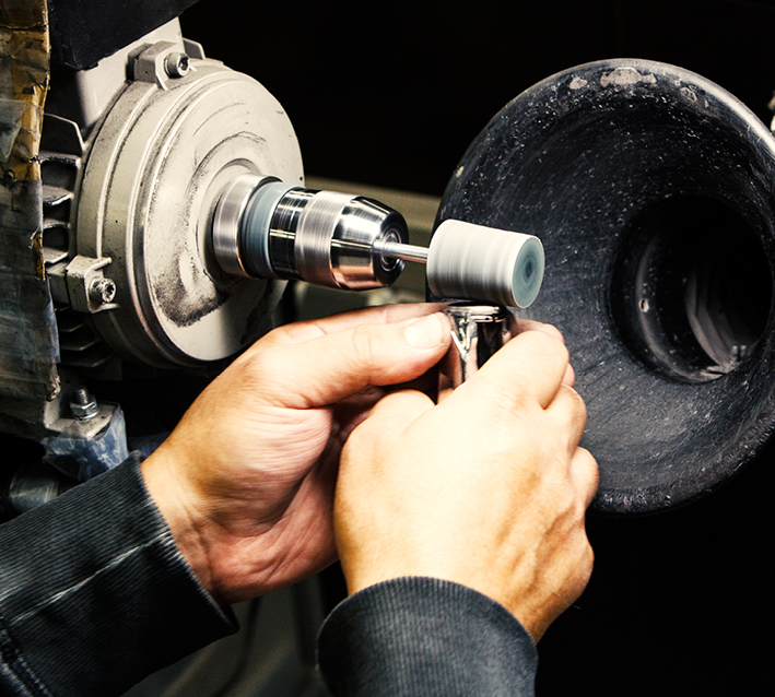 Edelstahl Ring wird poliert